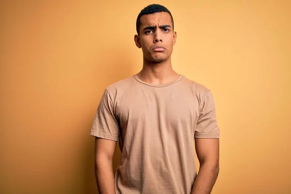 Ein Junger Gutaussehender Afrikanisch Amerikanischer Mann Lässigem Shirt Steht Deprimiert — Stockfoto