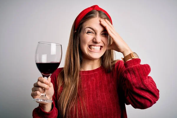 Giovane Bella Donna Rossa Bere Bicchiere Vino Rosso Sfondo Bianco — Foto Stock