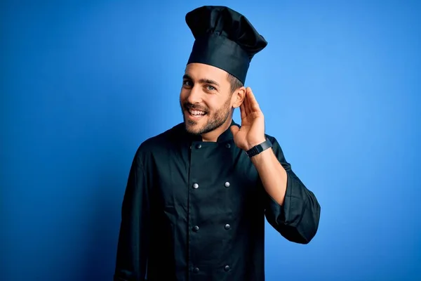 Joven Chef Guapo Con Barba Con Uniforme Cocina Sombrero Sobre — Foto de Stock