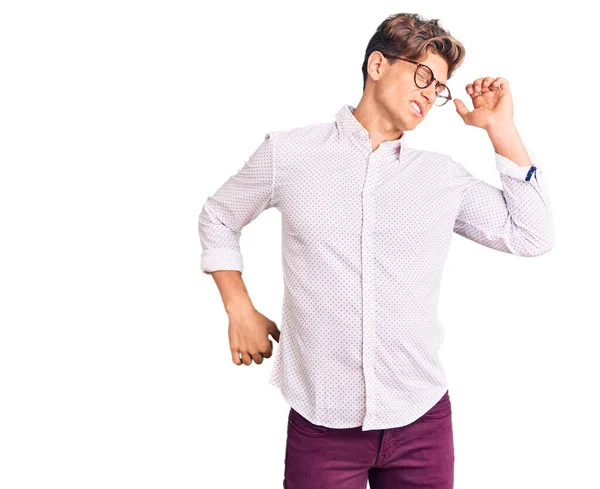 Jovem Homem Bonito Vestindo Roupas Negócios Óculos Que Estendem Para — Fotografia de Stock