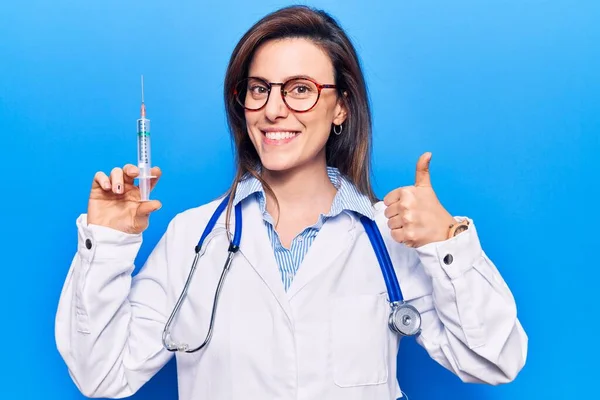 Junge Schöne Frau Trägt Doktor Stethoskop Mit Spritze Lächelt Glücklich — Stockfoto
