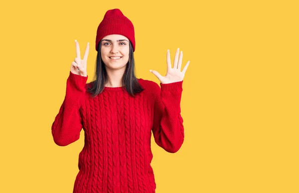 Junges Schönes Mädchen Pullover Und Wollmütze Zeigt Und Zeigt Mit — Stockfoto