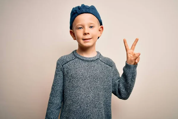 Pequeño Niño Caucásico Con Ojos Azules Con Gorra Lana Sobre — Foto de Stock