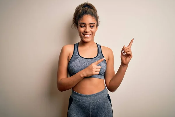 Joven Deportista Afroamericana Haciendo Deporte Usando Ropa Deportiva Sobre Fondo — Foto de Stock