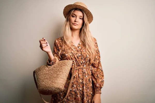 Schöne Blonde Frau Trägt Sommerkleid Und Hut Hält Tasche Über — Stockfoto