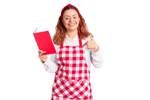 Mujer Latina Joven Usando Delantal Sosteniendo Libro Recetas Señalando Con —  Fotos de Stock