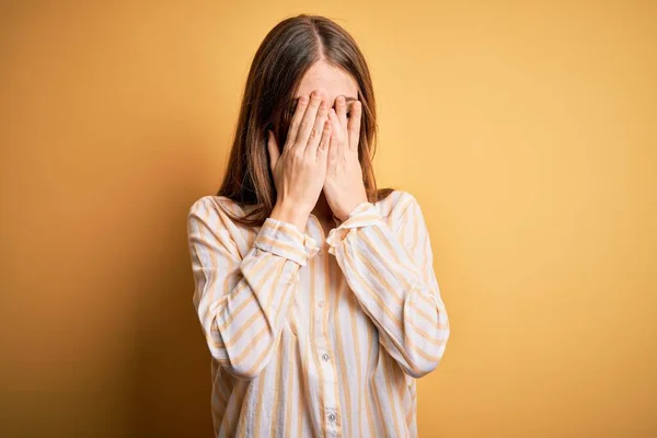 Jonge Mooie Roodharige Vrouw Draagt Casual Gestreepte Shirt Geïsoleerde Gele — Stockfoto