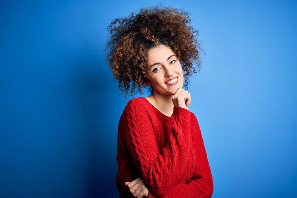 Mulher Bonita Nova Com Cabelo Encaracolado Piercing Vestindo Camisola Vermelha — Fotografia de Stock