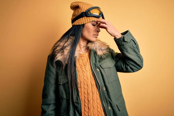 Mujer Hispana Hermosa Joven Con Gafas Esquí Abrigo Para Clima —  Fotos de Stock