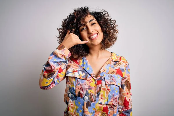 Jovem Bela Mulher Árabe Encaracolado Vestindo Floral Camisa Colorida Sobre — Fotografia de Stock