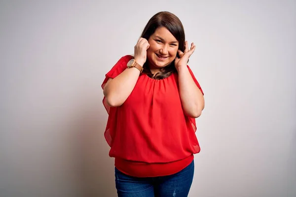 Mooie Brunette Size Vrouw Met Casual Rood Shirt Geïsoleerde Witte — Stockfoto