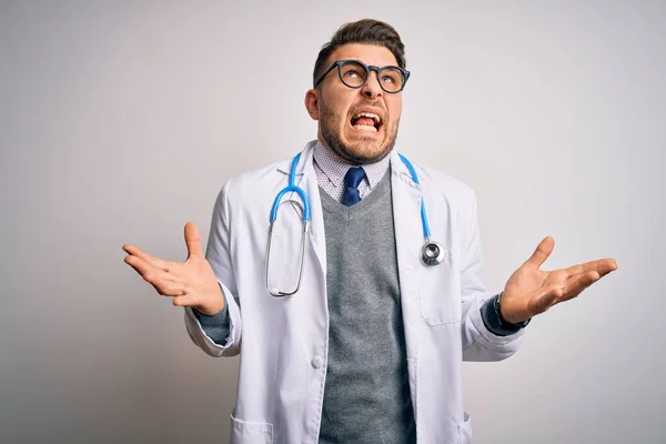 Joven Doctor Hombre Con Ojos Azules Vistiendo Abrigo Médico Estetoscopio — Foto de Stock