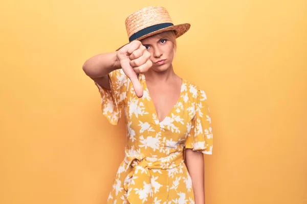 Vacker Blond Kvinna Semester Bär Sommar Hatt Och Klänning Över — Stockfoto