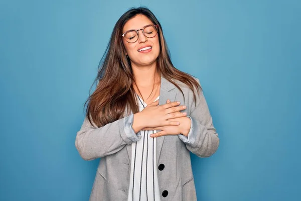 Joven Mujer Negocios Hispana Con Gafas Pie Sobre Fondo Azul — Foto de Stock