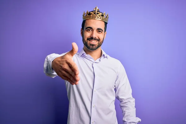 Jovem Homem Bonito Com Barba Vestindo Coroa Ouro Rei Sobre — Fotografia de Stock