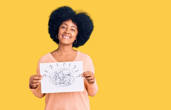 Jovem Afro Americana Segurando Rabiscos Desenhar Olhar Positivo Feliz Sorrindo — Fotografia de Stock