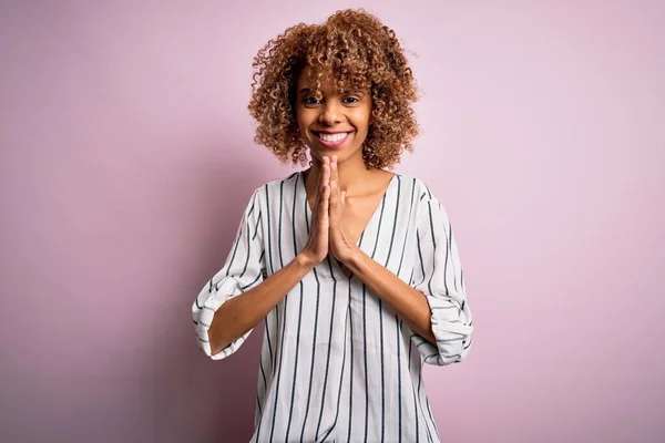 Vacker Afrikansk Amerikansk Kvinna Med Lockigt Hår Bär Randig Shirt — Stockfoto