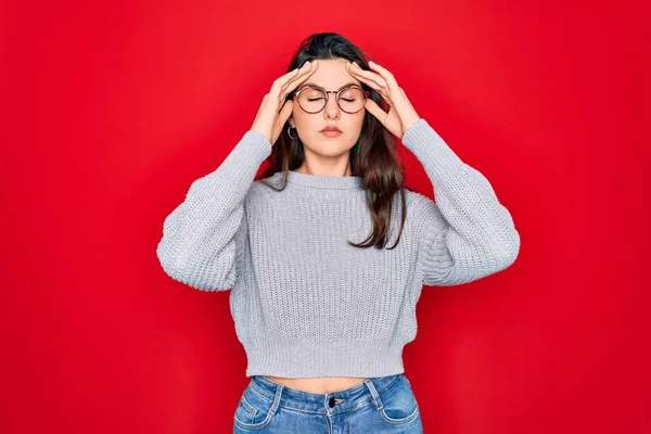 Mujer Morena Hermosa Joven Con Suéter Casual Sobre Fondo Rojo —  Fotos de Stock