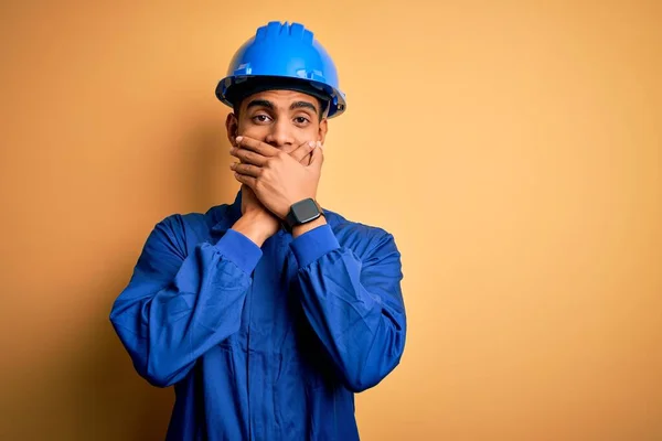 Jonge Knappe Afro Amerikaanse Arbeider Blauw Uniform Veiligheidshelm Schokte Mond — Stockfoto