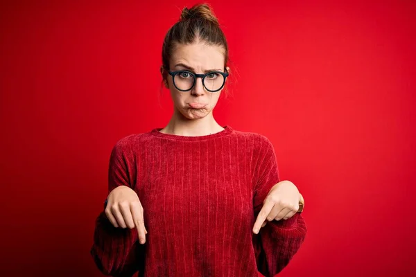 Młoda Piękna Ruda Kobieta Ubrana Luźny Sweter Odizolowanym Czerwonym Tle — Zdjęcie stockowe