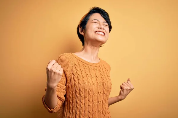 Jong Mooi Aziatisch Meisje Dragen Casual Trui Diadeem Staan Gele — Stockfoto