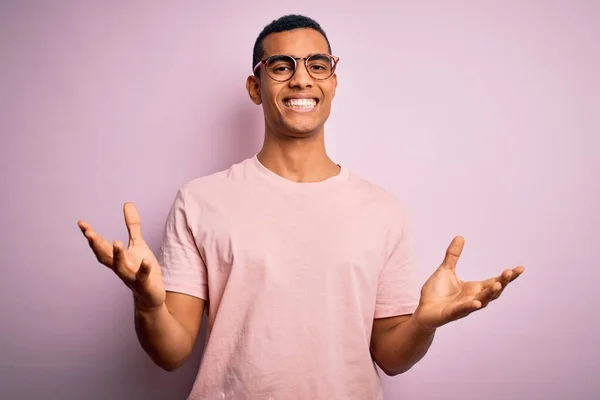 Schöner Afrikanisch Amerikanischer Mann Mit Lässigem Shirt Und Brille Über — Stockfoto