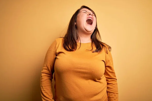 Schöne Brünette Size Frau Lässigem Pullover Über Isoliertem Gelben Hintergrund — Stockfoto