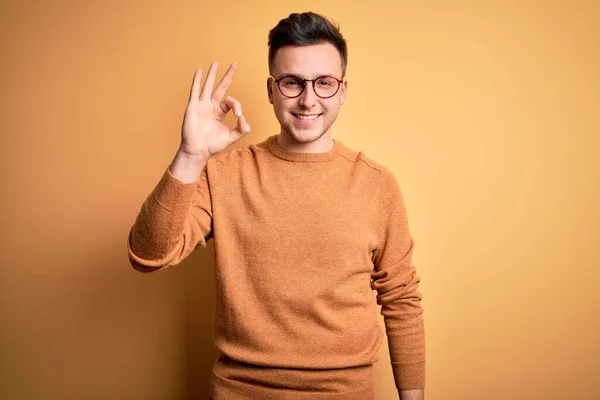 Sarı Arka Planda Gözlük Takan Yakışıklı Beyaz Bir Adam Sıradan — Stok fotoğraf