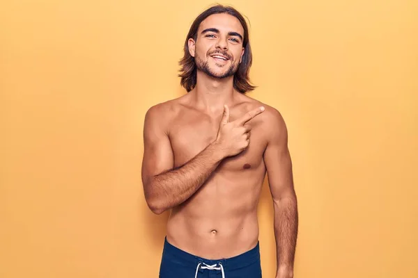 Joven Hombre Guapo Usando Traje Baño Sin Camisa Sonriente Alegre —  Fotos de Stock