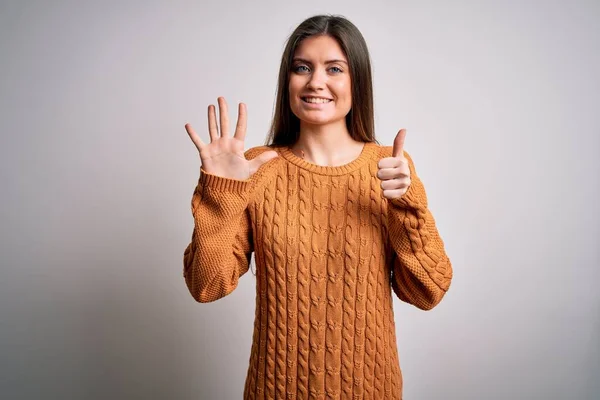 Junge Schöne Frau Mit Blauen Augen Trägt Lässigen Pullover Vor — Stockfoto