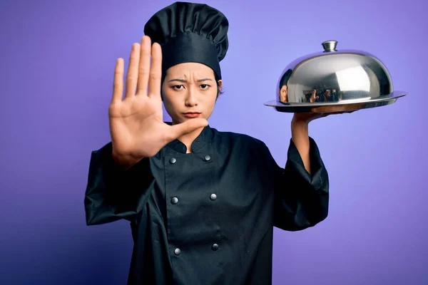 Junge Schöne Chinesische Köchin Frau Trägt Kochuniform Und Hut Hält — Stockfoto