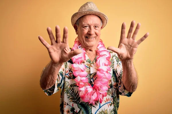 Hombre Mayor Pelo Gris Con Sombrero Verano Lei Hawaiano Sobre —  Fotos de Stock