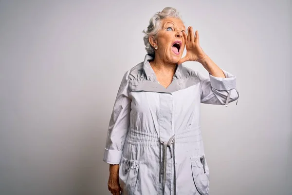 Eine Ältere Schöne Grauhaarige Frau Lässiger Jacke Steht Vor Weißem — Stockfoto