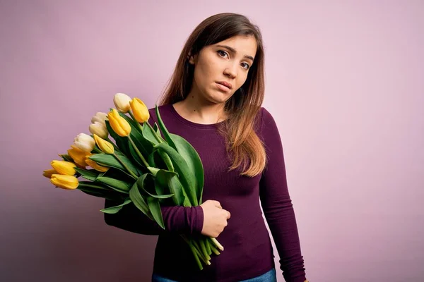 Joven Mujer Rubia Sosteniendo Romántico Ramo Flores Tulipanes Amarillos Sobre — Foto de Stock