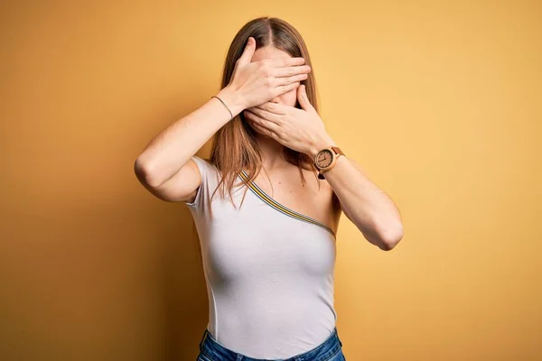 Mulher Ruiva Bonita Nova Vestindo Shirt Casual Sobre Fundo Amarelo — Fotografia de Stock