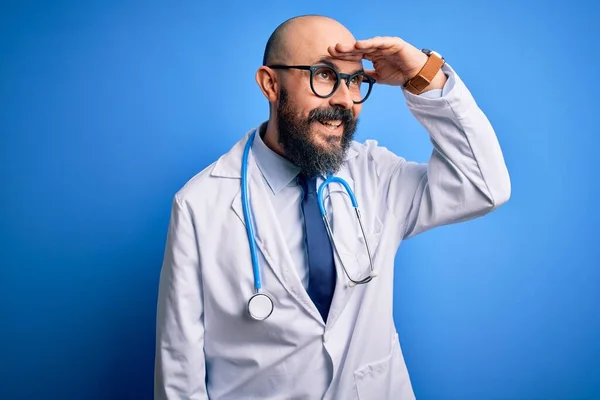 Handsome Bald Doctor Man Beard Wearing Glasses Stethoscope Blue Background — Stock Photo, Image