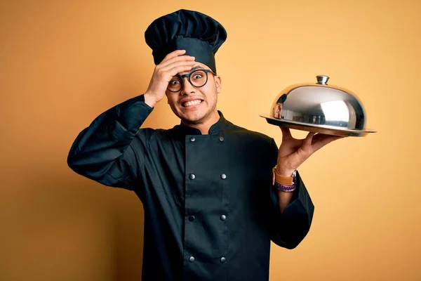 Ung Brasiliansk Kock Man Bär Spis Uniform Och Hatt Hålla — Stockfoto