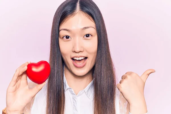 Jong Mooi Chinees Vrouw Houden Rood Hart Wijzen Duim Naar — Stockfoto