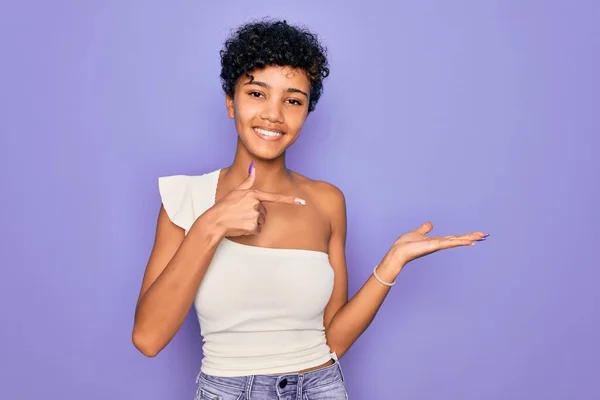 Jovem Mulher Afro Americana Africana Bonita Vestindo Shirt Casual Sobre — Fotografia de Stock