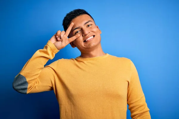 Jovem Homem Latino Bonito Vestindo Suéter Casual Amarelo Sobre Fundo — Fotografia de Stock