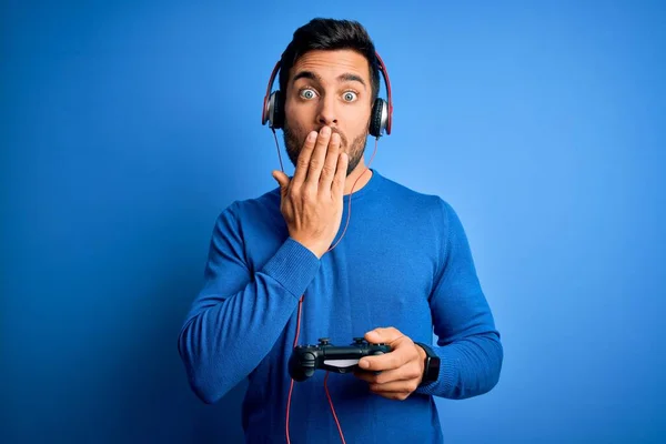 Sakallı Video Oyunu Oynayan Yakışıklı Oyuncu Joystick Kulaklıkla Ağzını Kapatıyor — Stok fotoğraf