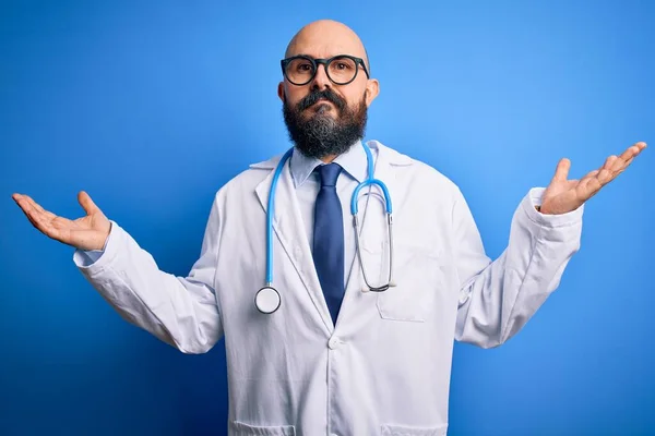 Bonito Homem Médico Careca Com Barba Vestindo Óculos Estetoscópio Sobre — Fotografia de Stock