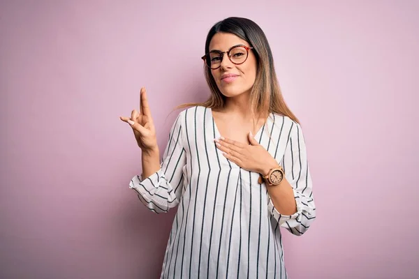 Jonge Mooie Vrouw Draagt Casual Gestreepte Shirt Bril Roze Achtergrond — Stockfoto