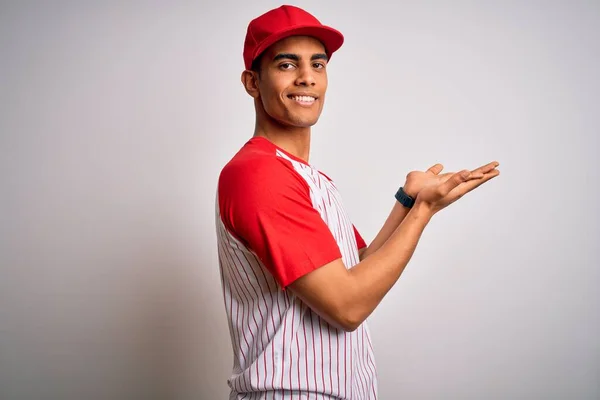 Jovem Atleta Afro Americano Bonito Vestindo Camiseta Beisebol Listrado Boné — Fotografia de Stock