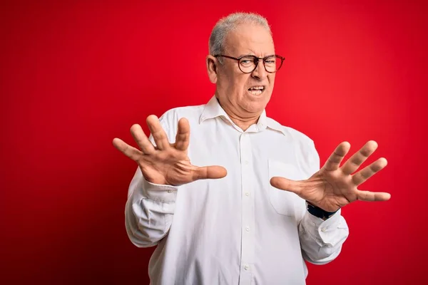 Orta Yaşlı Yakışıklı Beyaz Gömlekli Gözlüklü Kırmızı Arka Planda Korku — Stok fotoğraf