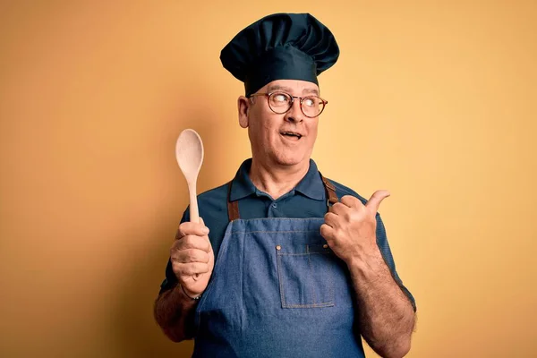 Mann Mittleren Alters Mit Kochschürze Und Hut Hält Kochlöffel Über — Stockfoto