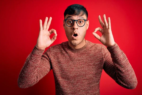 Homem Hispânico Bonito Jovem Usando Óculos Nerd Sobre Fundo Vermelho — Fotografia de Stock