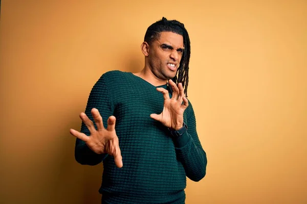 Jovem Afro Americano Afro Americano Bonito Com Dreadlocks Vestindo Verde — Fotografia de Stock