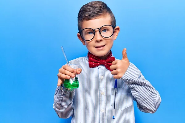 Criança Loira Bonito Vestindo Cientista Laço Gravata Óculos Segurando Tubo — Fotografia de Stock
