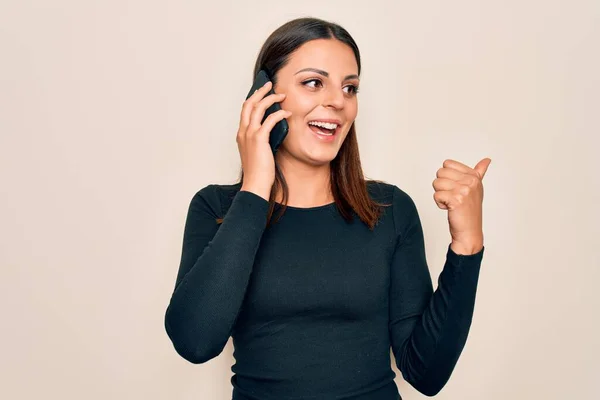 Joven Hermosa Mujer Morena Teniendo Conversación Hablando Teléfono Inteligente Apuntando —  Fotos de Stock